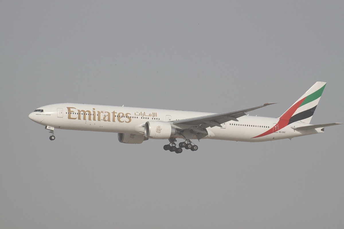 Boeing 777 vliegtuig op het vliegveld van Dubai International Airport