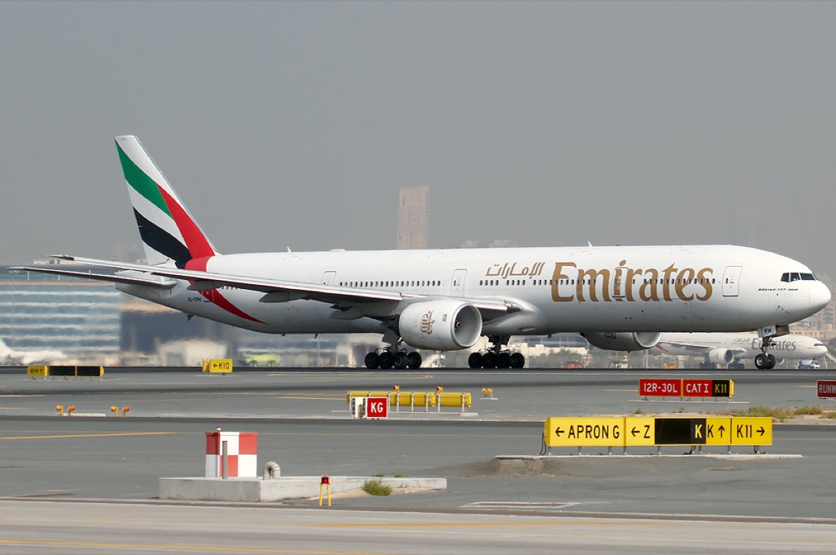 aviao boeing 777 no aeroporto de dubai