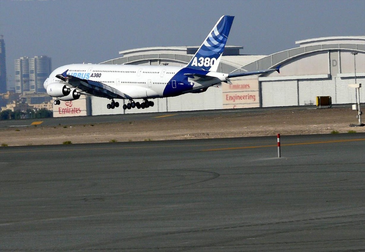 A380航空機在迪拜國際機場起降場