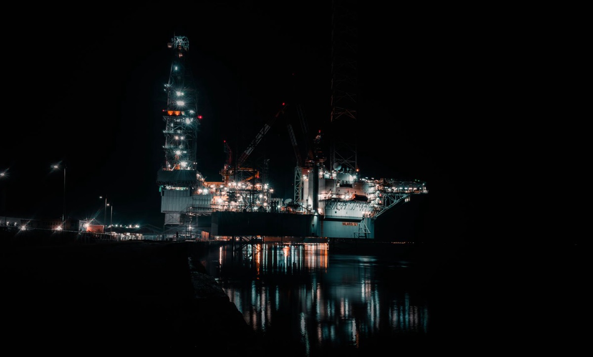 Dubai oil well in desert landscape