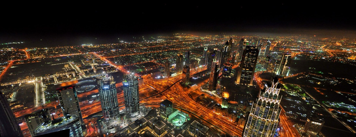 Sfondo notturno con skyline di Dubai
