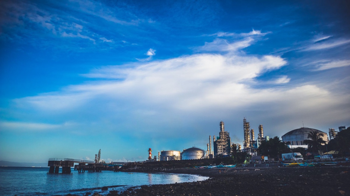 Dubai oil well and refinery