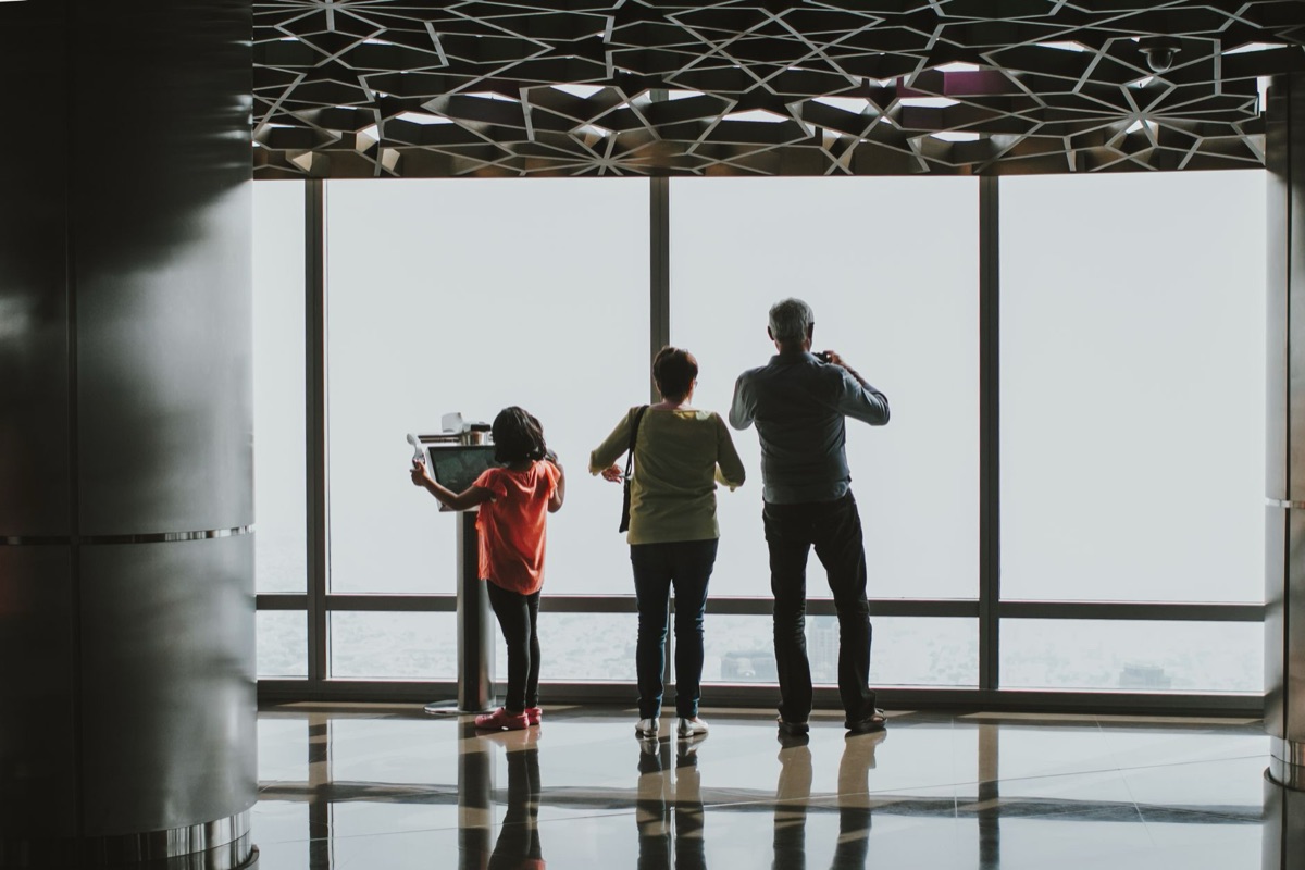vista dal balcone di burj khalifa con pavimento vetrato