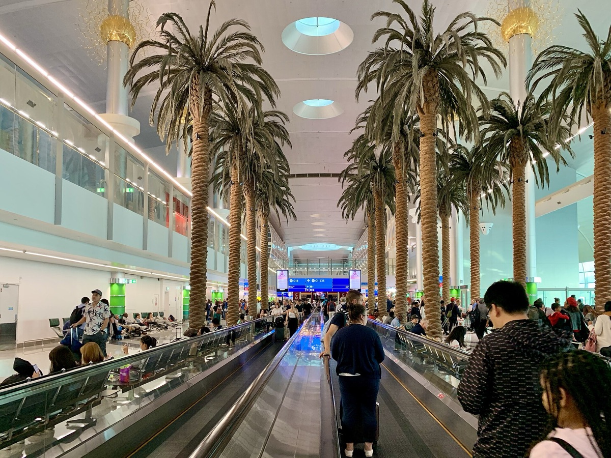 Dubai Airport Terminal: Reisende in Flughafen