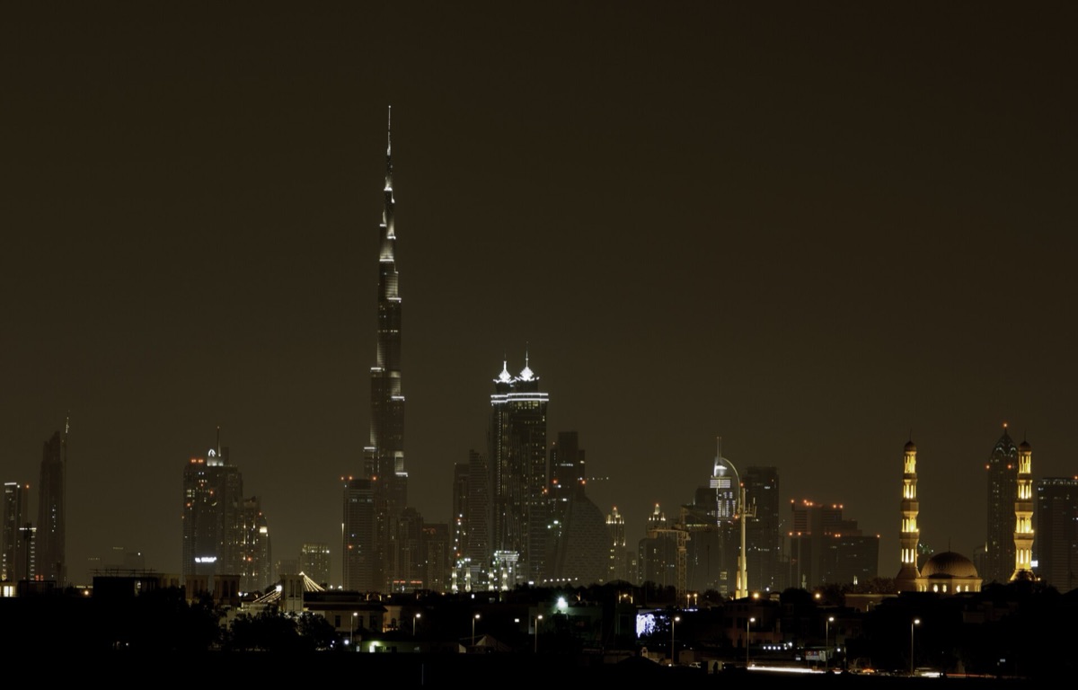 escudo de dubai: paisagem noturna com edifícios e luzes