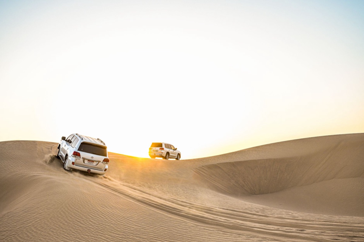 vehiculo de dune bashing en el desierto