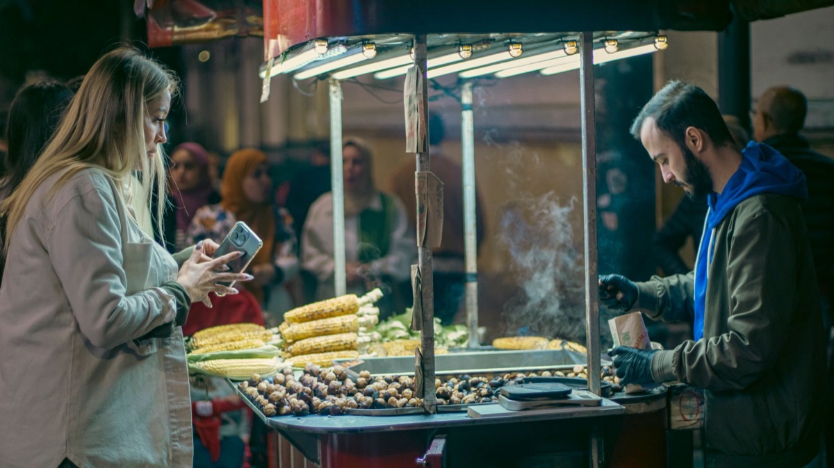 venditore di street food a dubai con cibi diversi