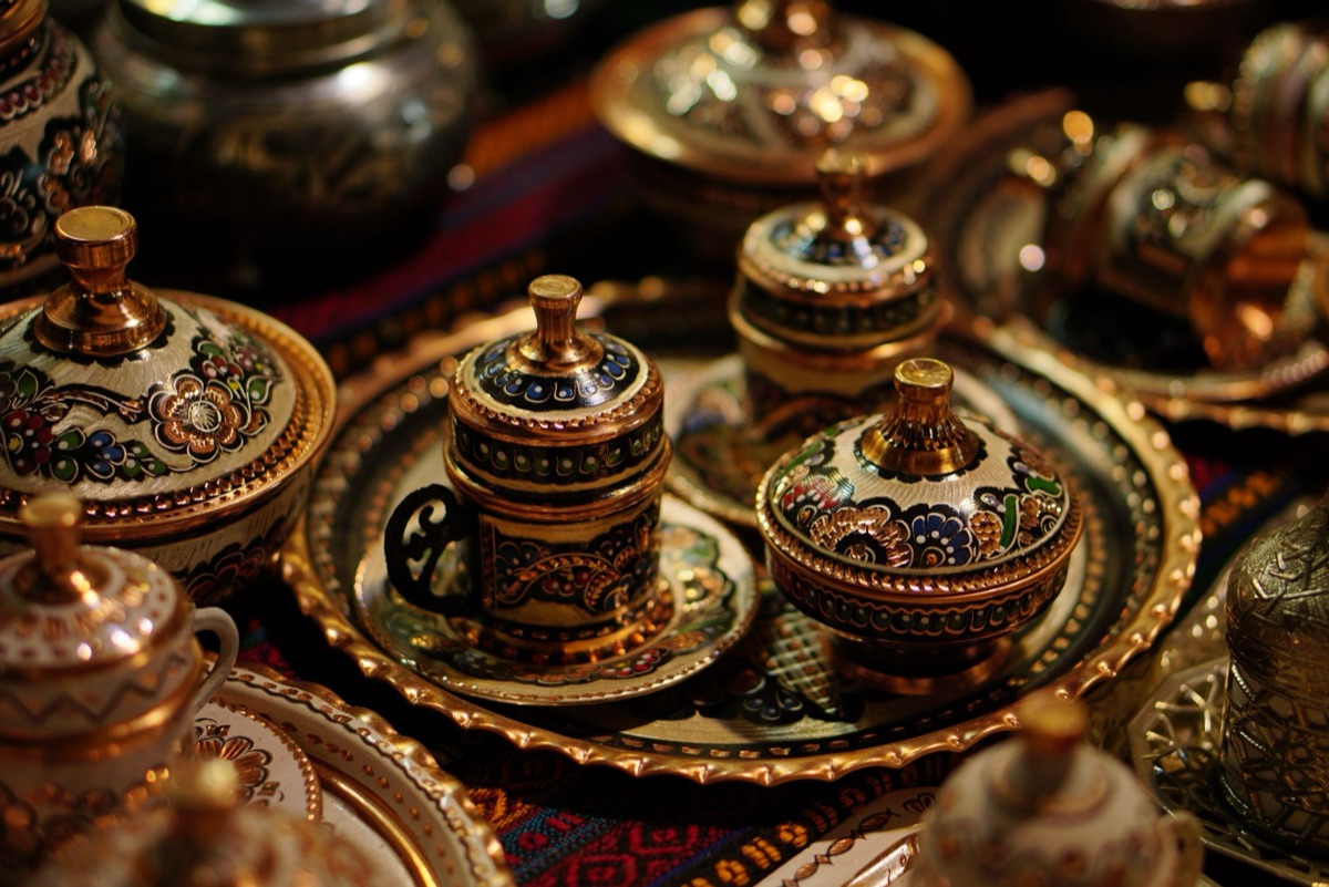 Marché arabe traditionnel avec des souvenirs à Abu Dhabi