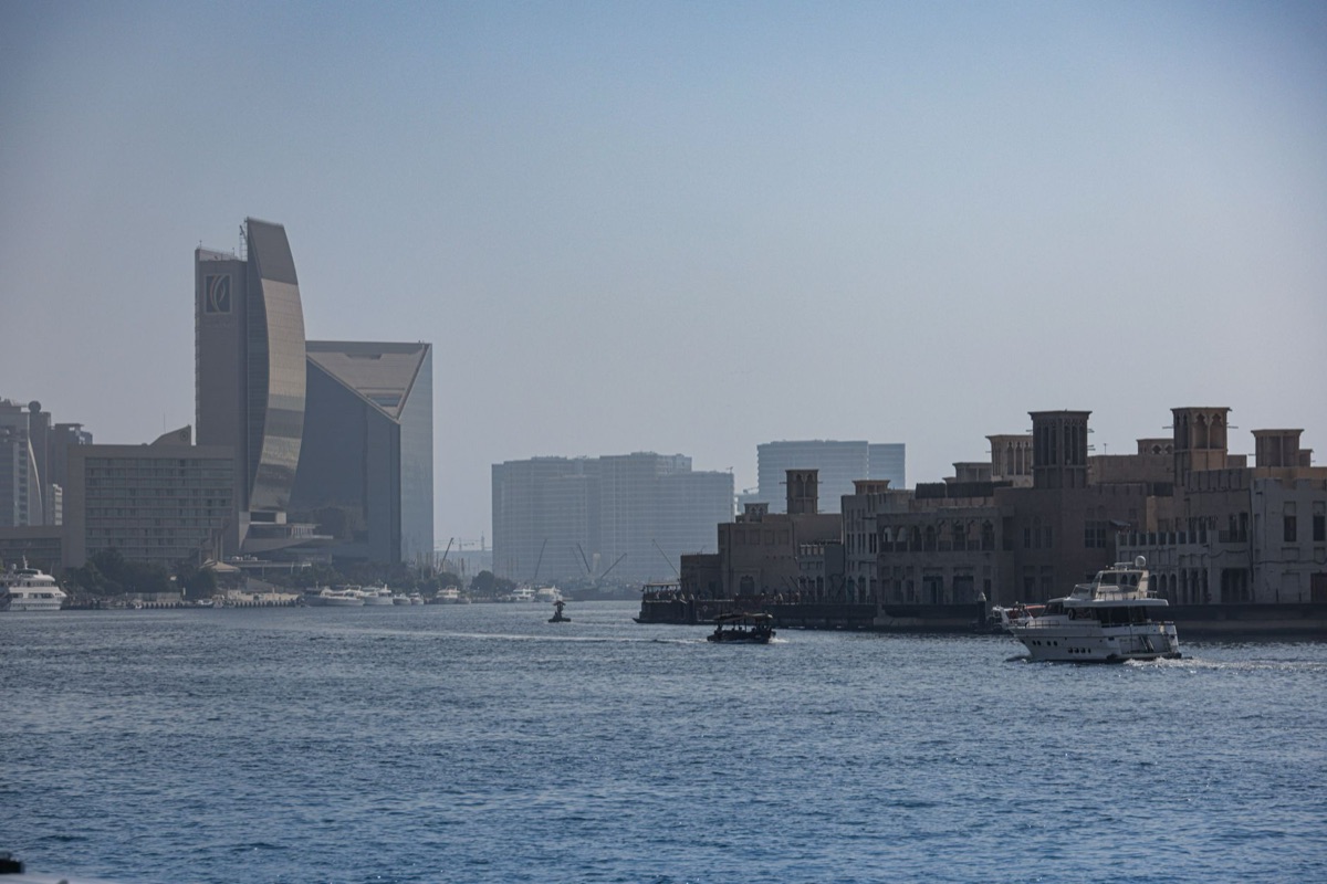 un paysage de Dubai avec des vêtements traditionnels