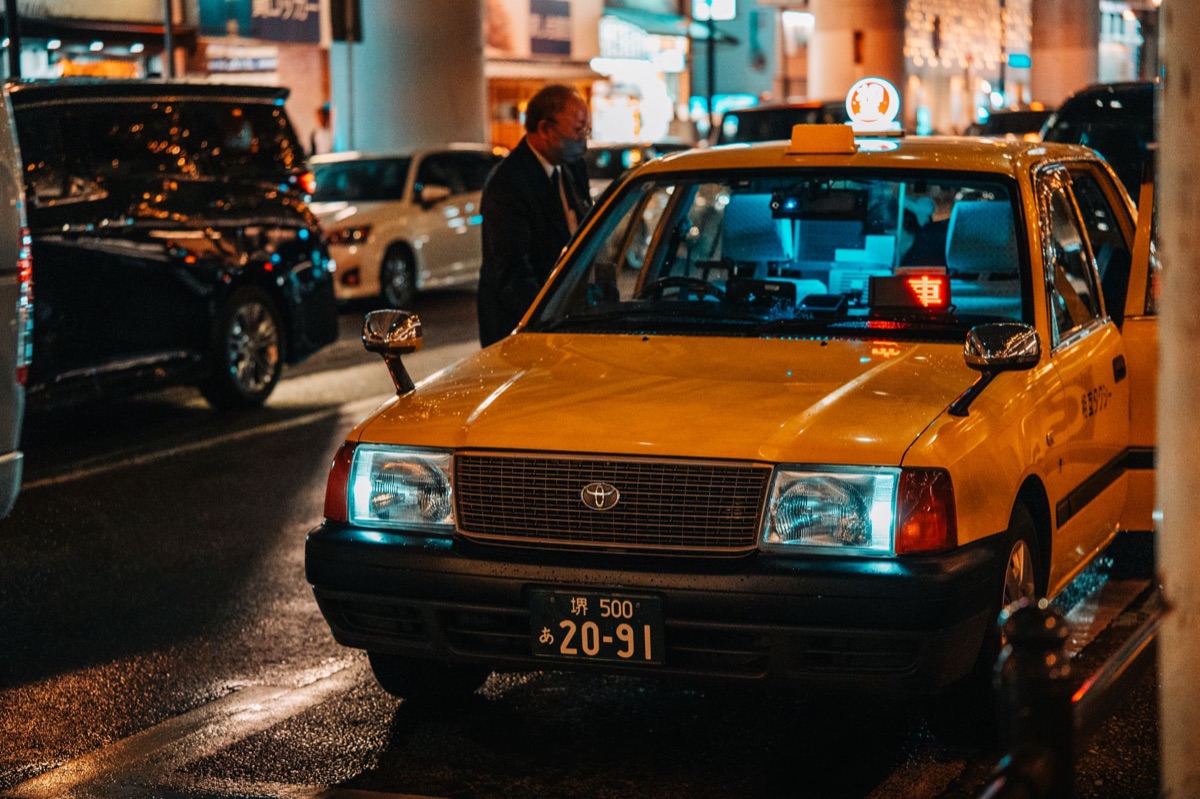 taxi de dubai com cores amarelas e movimento urbano