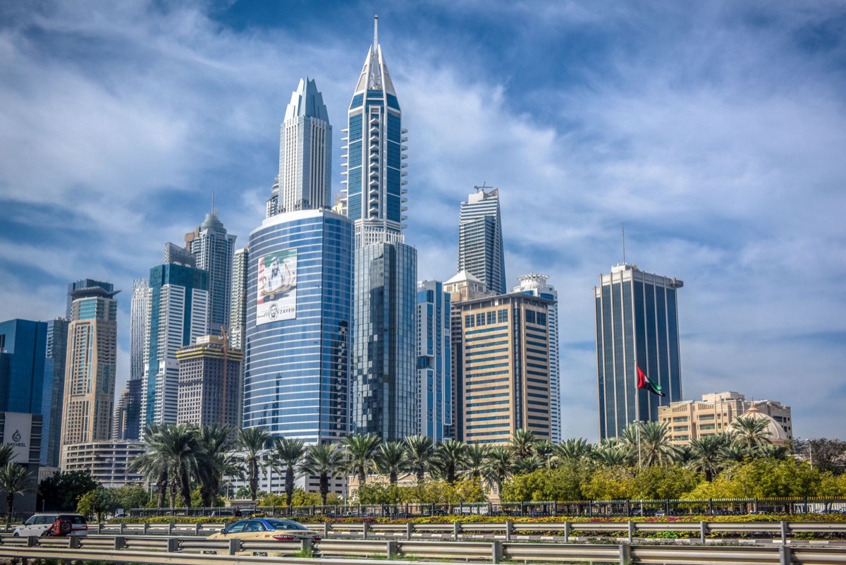 Vue de l'horizon de Dubai avec des poteaux d'flags internationaux