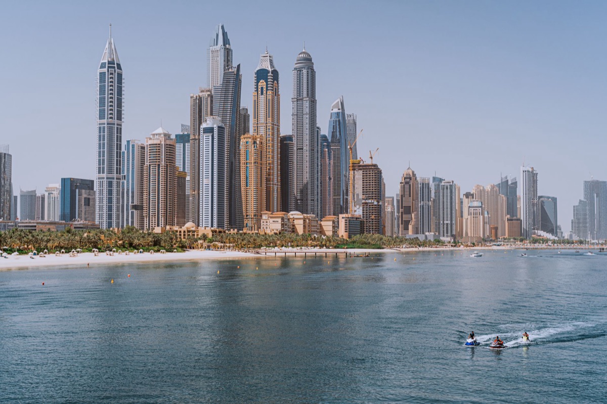 paisagem da dubai com pessoas de diferentes culturas