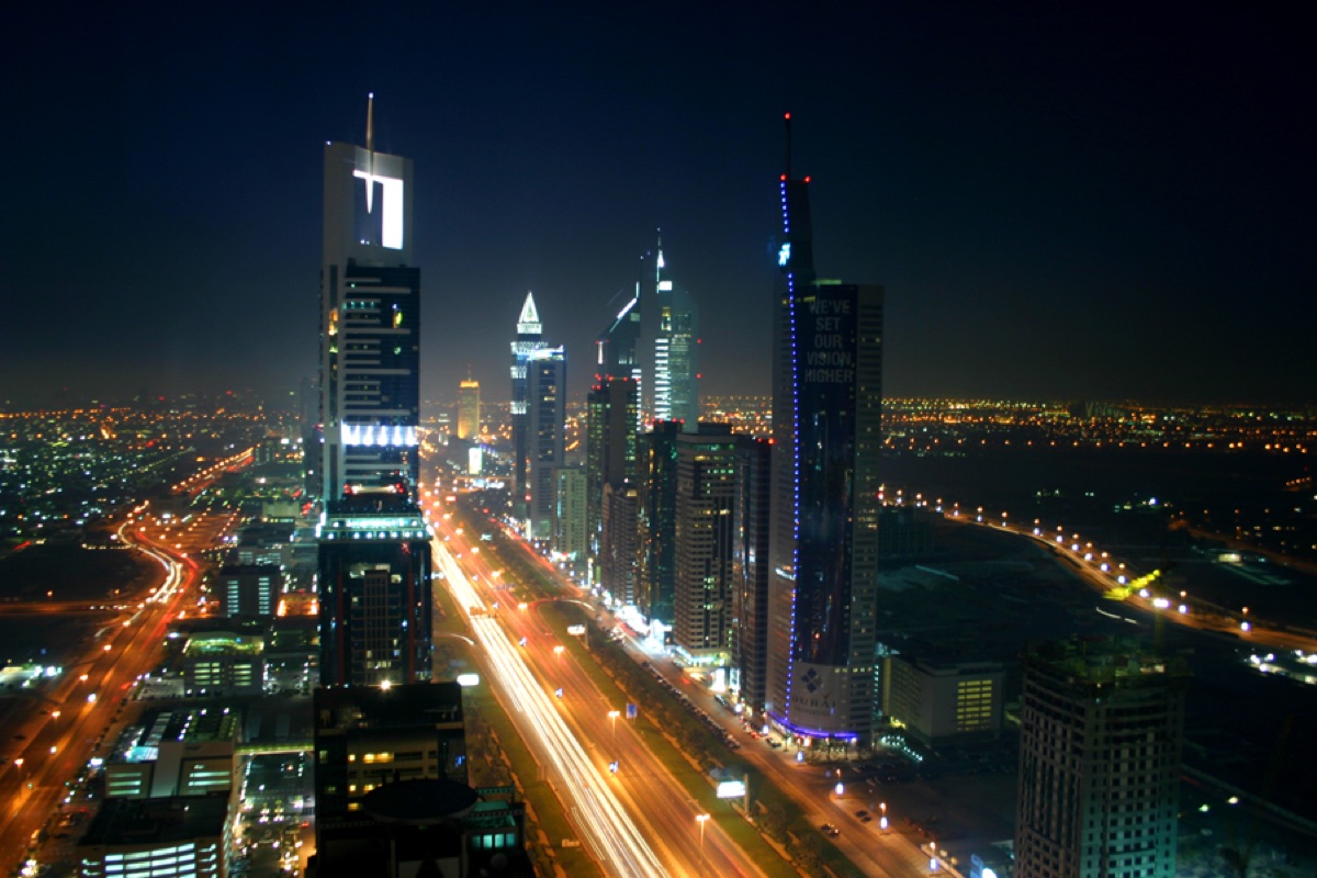 Vue de la skyline de Dubai à la nuit