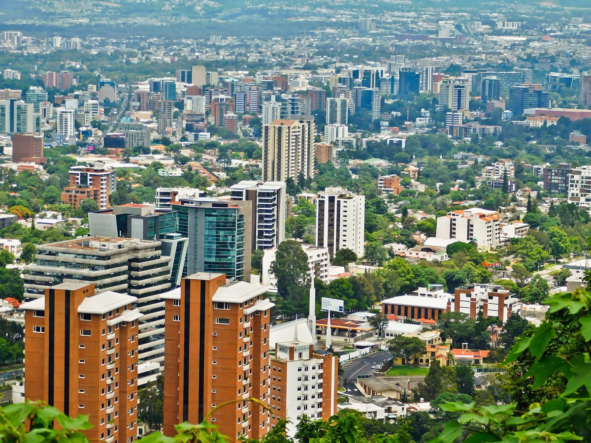 Sfondo di un'area urbana con edifici e persone