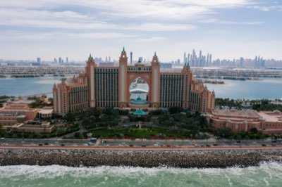 Dubai: Do mergulho de pérolas ao hub logístico global moderno