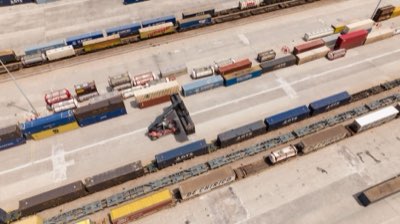 DXB als Drehscheibe: Logistik und Passagierströme befeuern