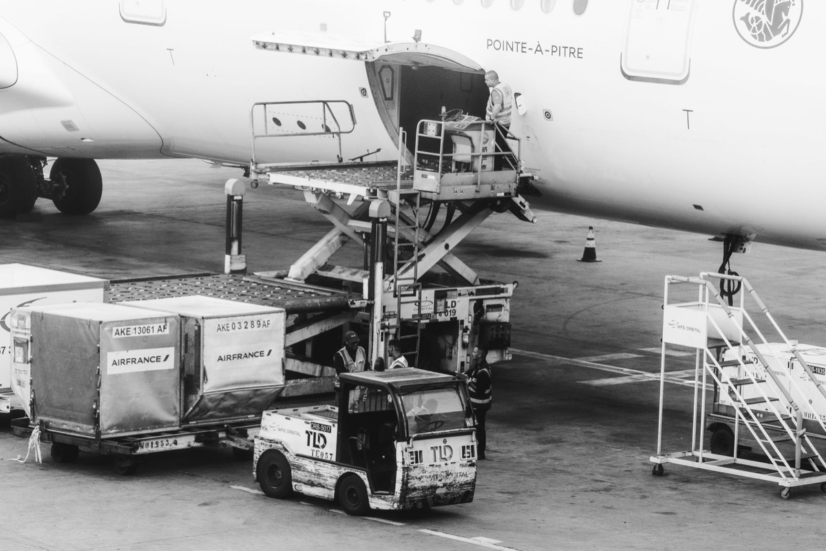 Gepäcktransportfahrzeug am Dubai Airport