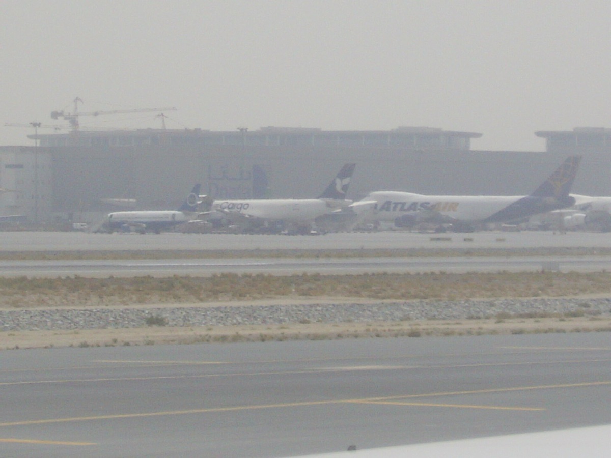 Gepäcktransportflugzeug am Dubai International Airport