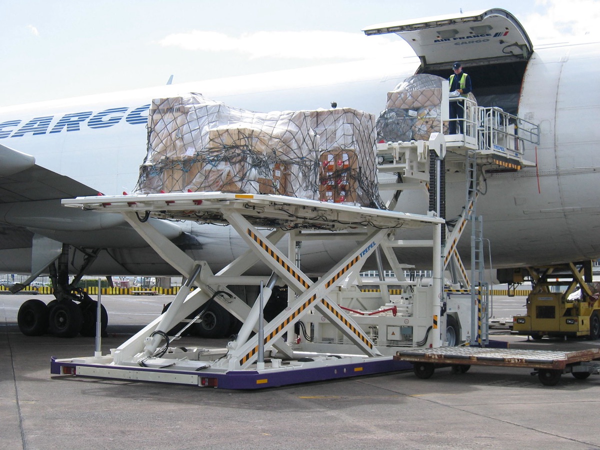 contenedor de carga en aeropuerto