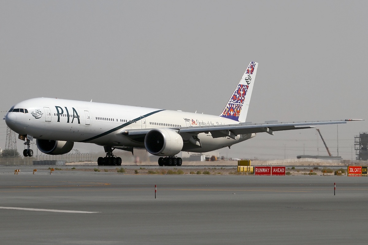 Dubai airport aircraft landing and taxiing