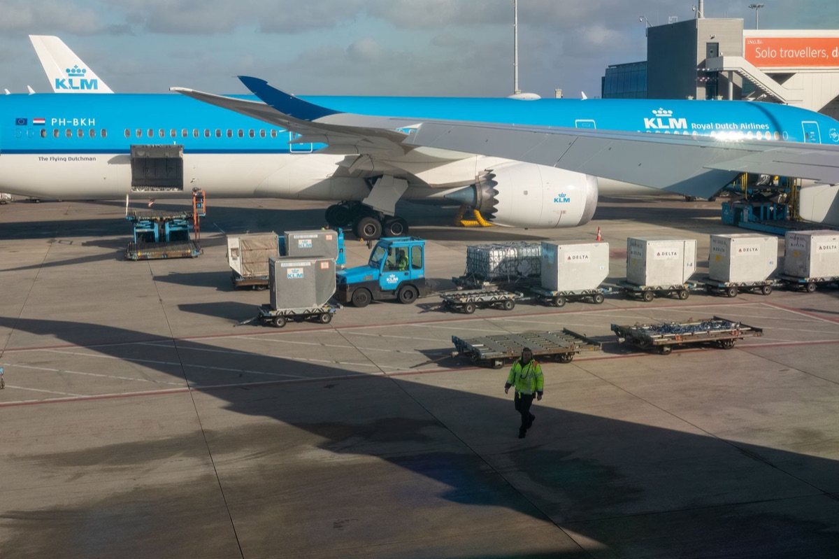 ダバイ空港での貨物トラックの荷物積み込み
