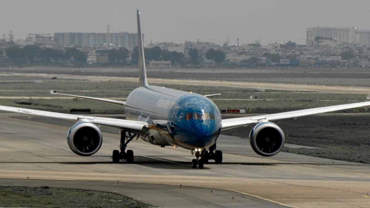 avião se movendo no terminal do aeroporto de Dubai
