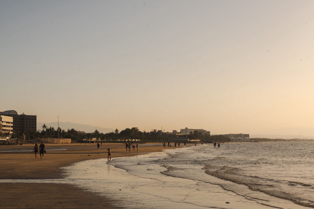 Persische Zee kust bij zonsondergang